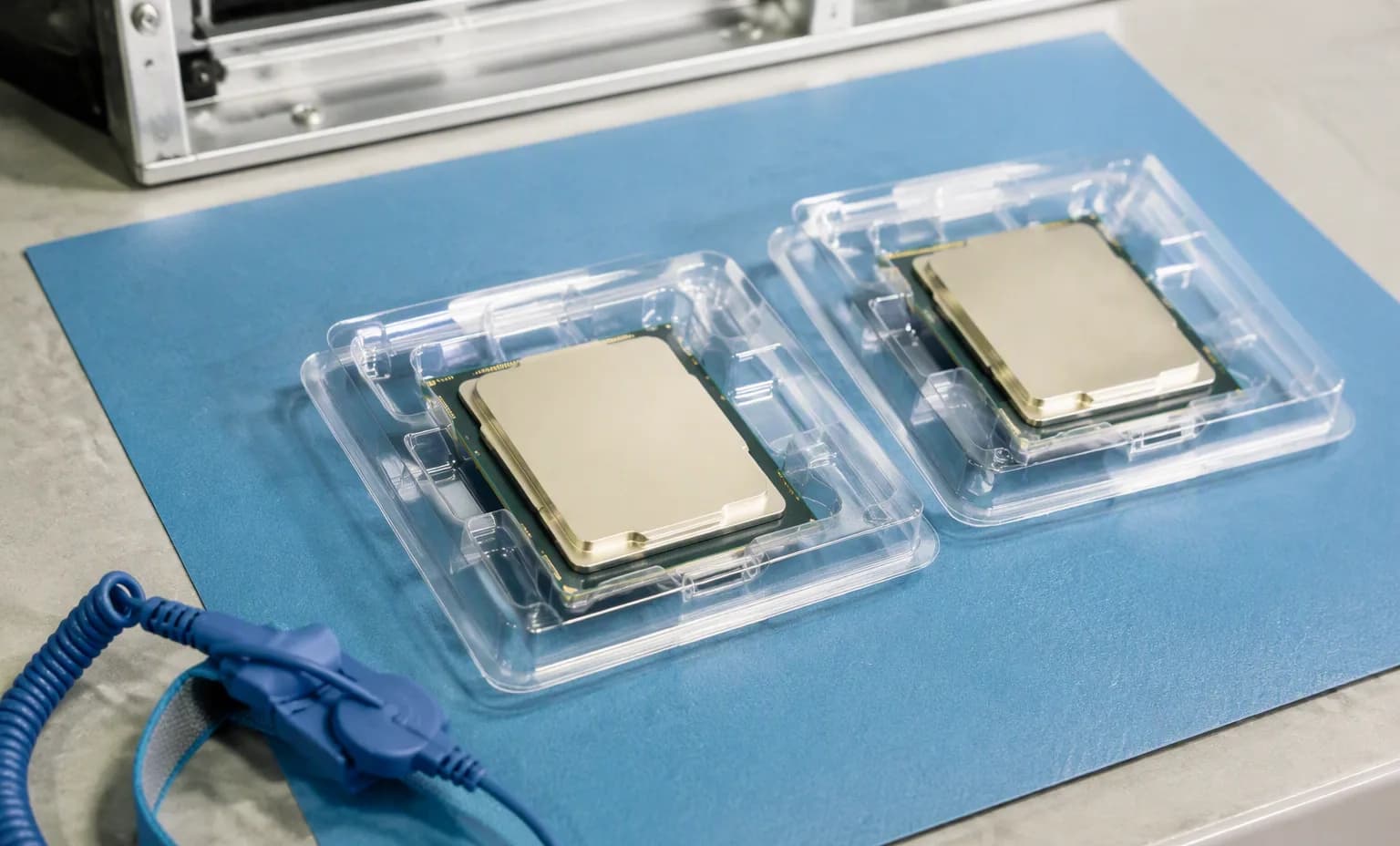 CPU trays — stepping and S-Spec documented
